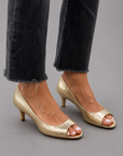 Low-heeled sandals with open toe