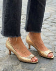 Low-heeled sandals with open toe