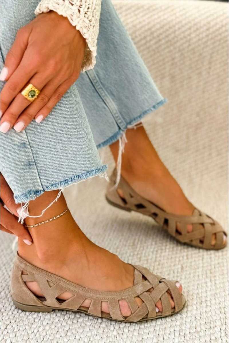 Flat open-toe sandals with crisscrossed fabric