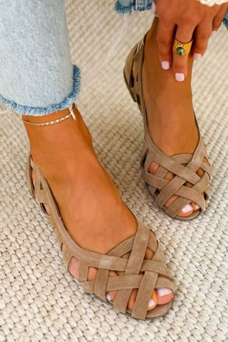 Flat open-toe sandals with crisscrossed fabric