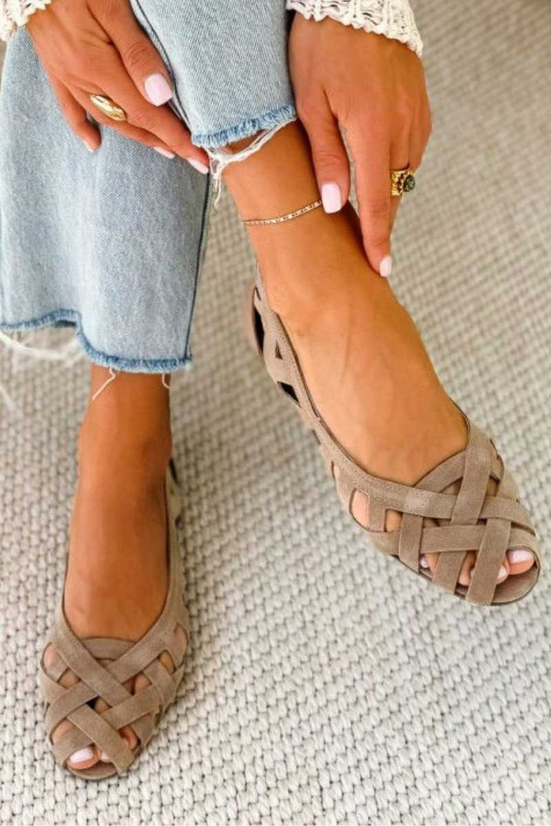Flat open-toe sandals with crisscrossed fabric