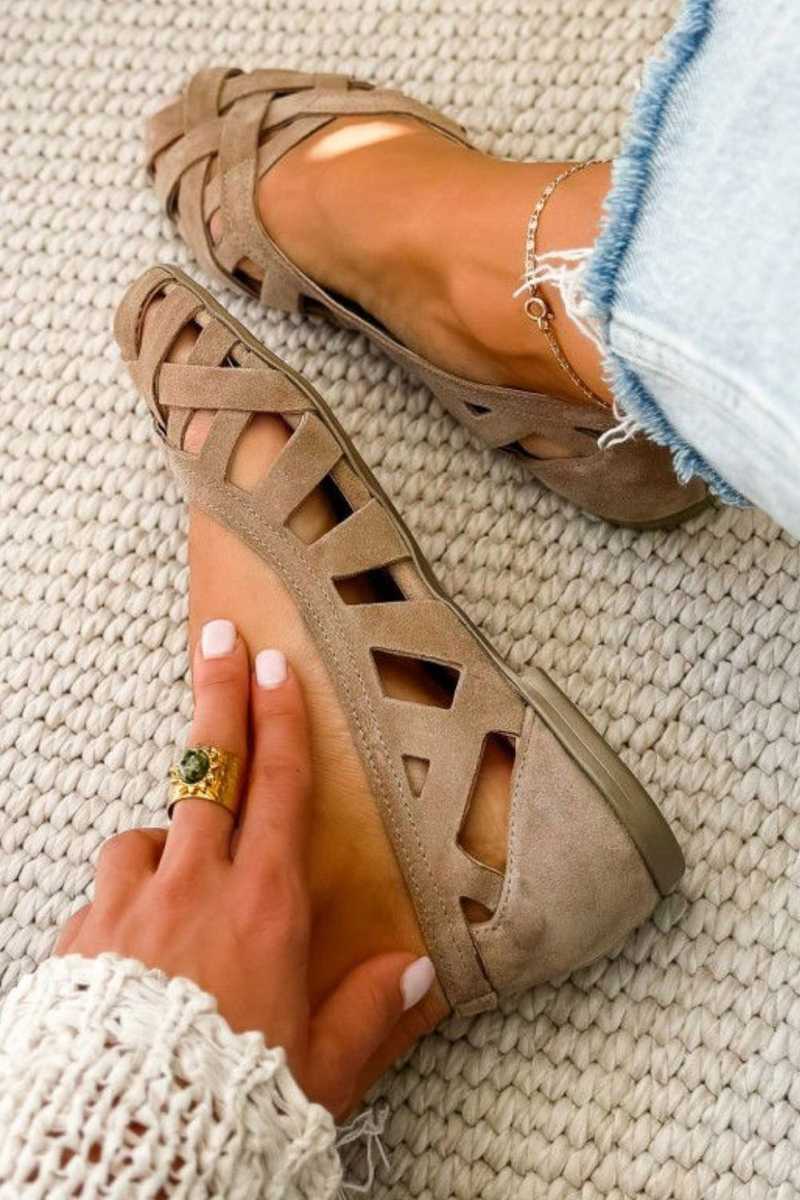Flat open-toe sandals with crisscrossed fabric