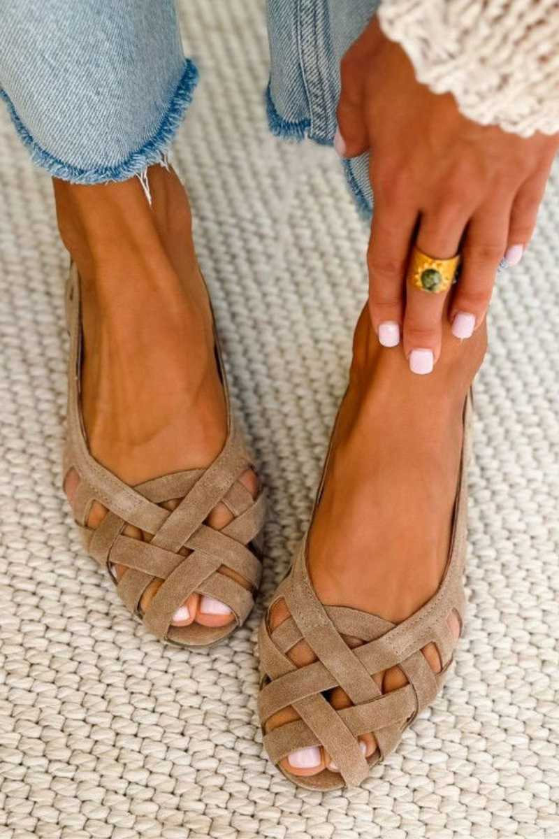 Flat open-toe sandals with crisscrossed fabric
