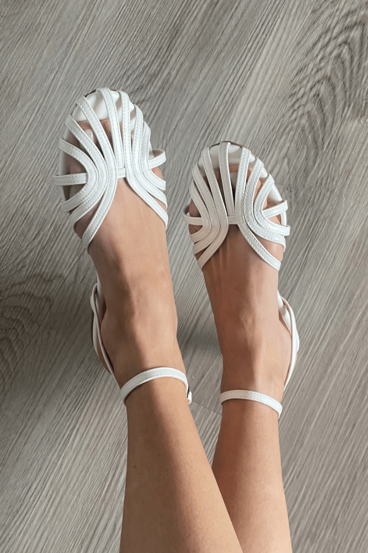 Sandals with strap and round toe