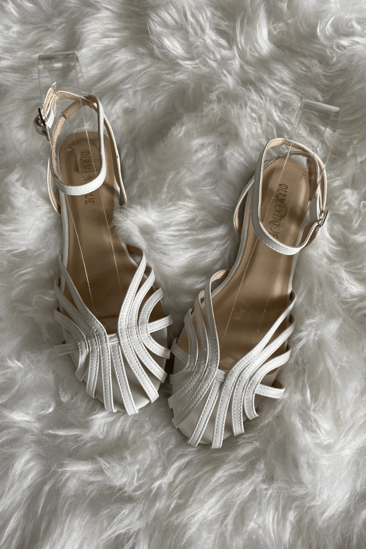 Sandals with strap and round toe