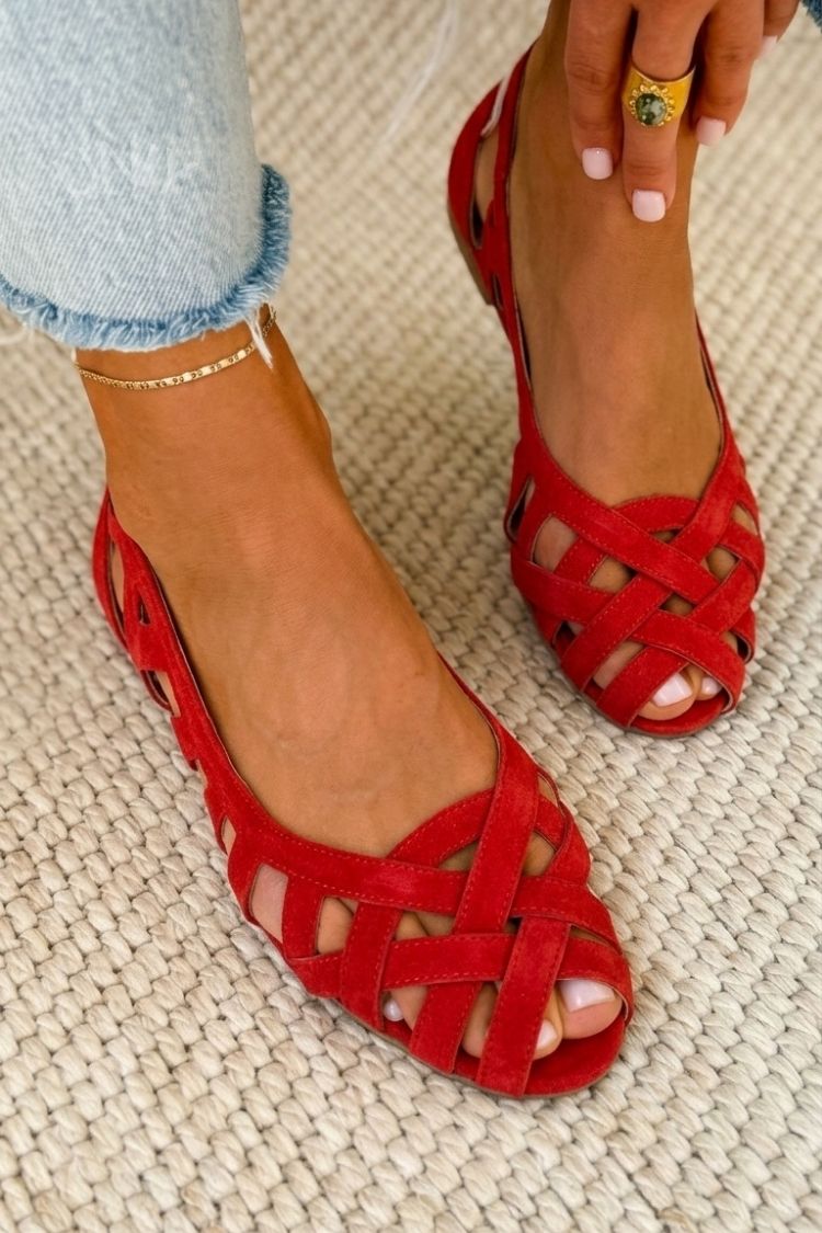 Flat open-toe sandals with crisscrossed fabric