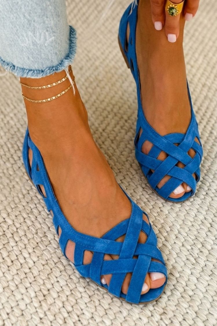 Flat open-toe sandals with crisscrossed fabric
