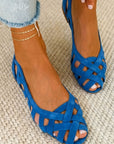Flat open-toe sandals with crisscrossed fabric
