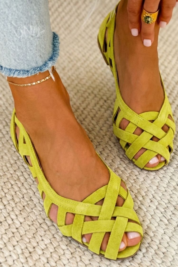 Flat open-toe sandals with crisscrossed fabric