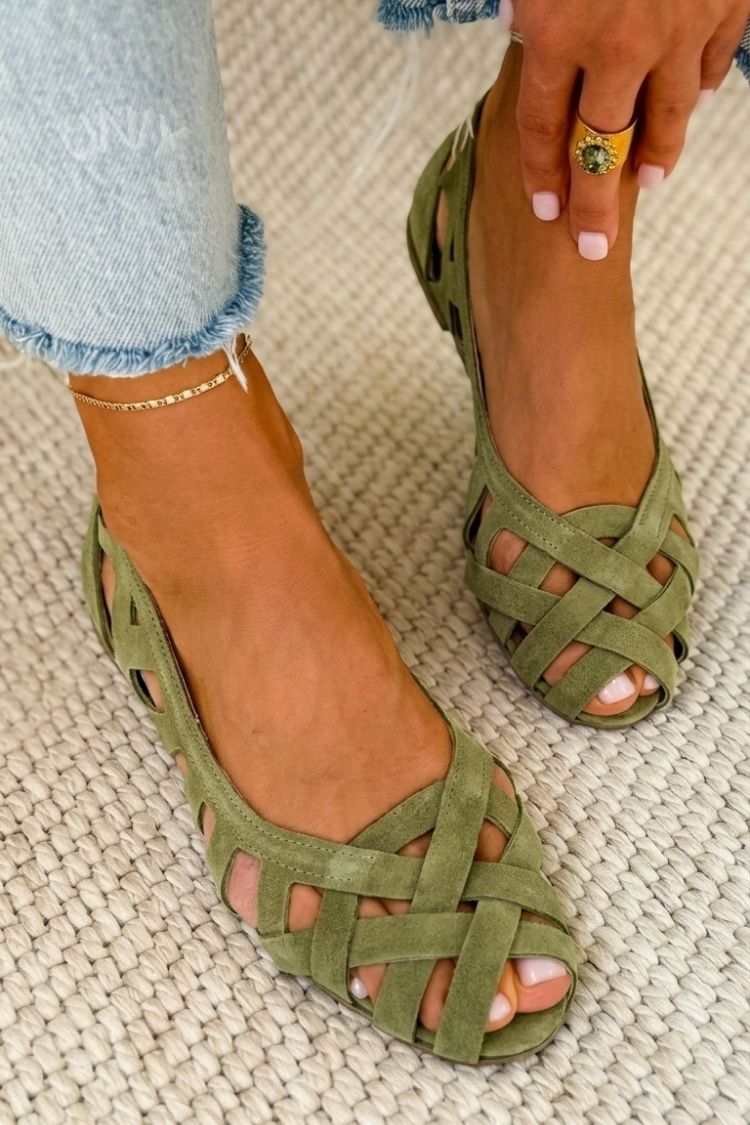 Flat open-toe sandals with crisscrossed fabric