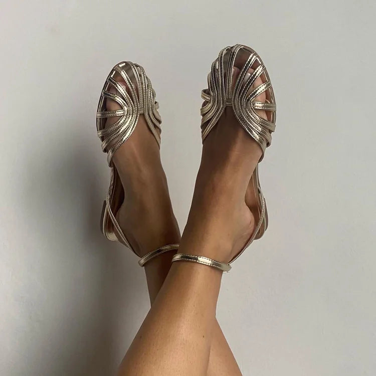 Sandals with strap and round toe