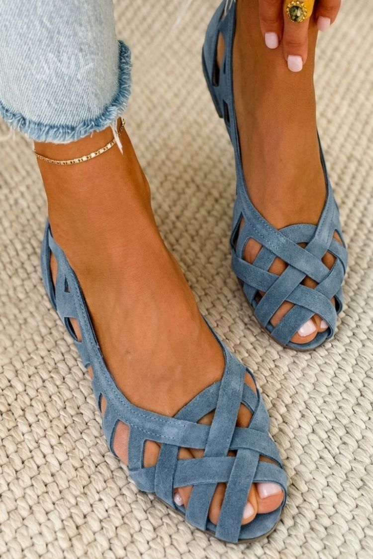 Flat open-toe sandals with crisscrossed fabric