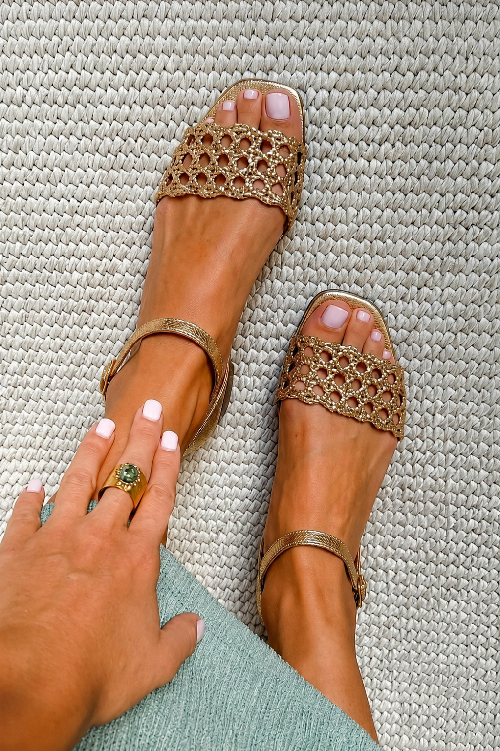 Flat sandals with square toe