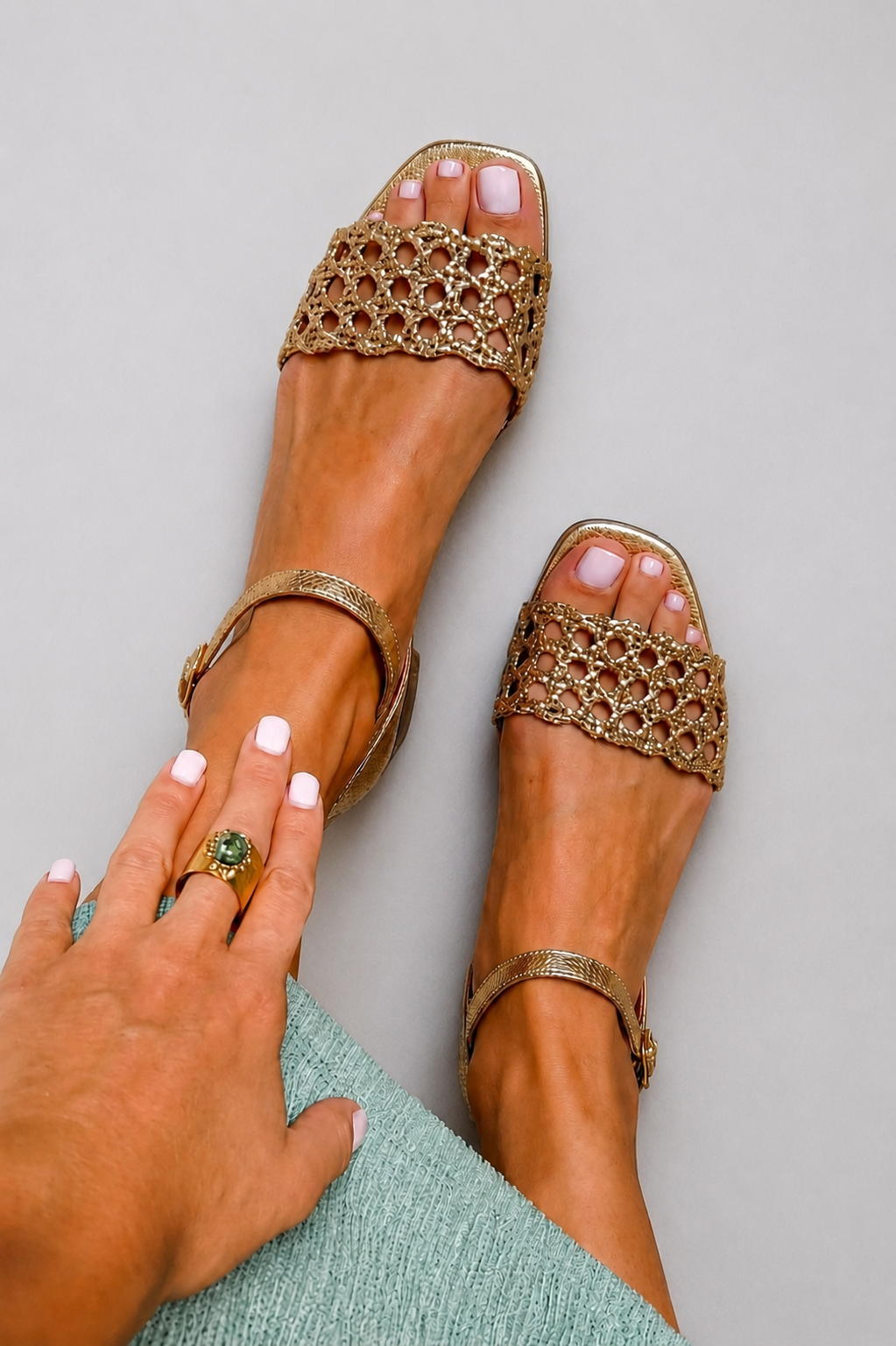 Flat sandals with square toe